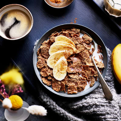 Bran flakes with oat milk and banana slices