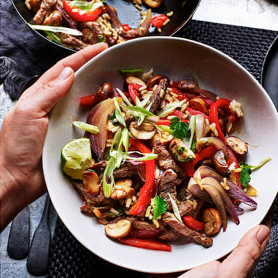 Stir-fried steak with peppers, mushrooms and rice