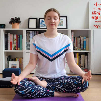 Woman wearing T-shirt and printed leggings for yoga