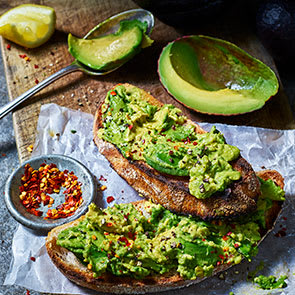 Smashed avocado on toast with chilli flakes