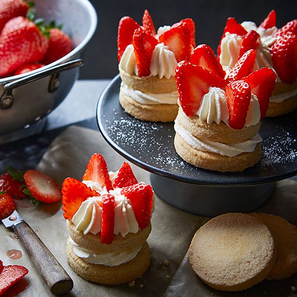 Strawberries and cream shortbread crowns