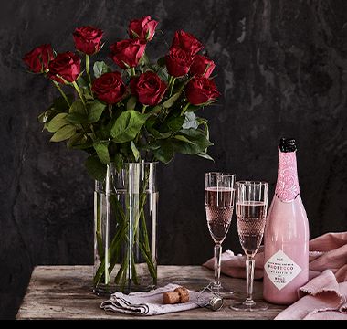 Valentine’s red roses and prosecco gift