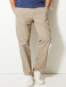 Man wearing regular fit chinos