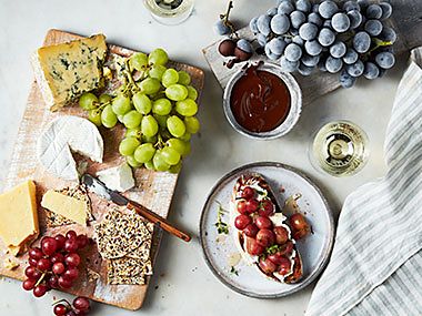Grapes, cheese and crackers