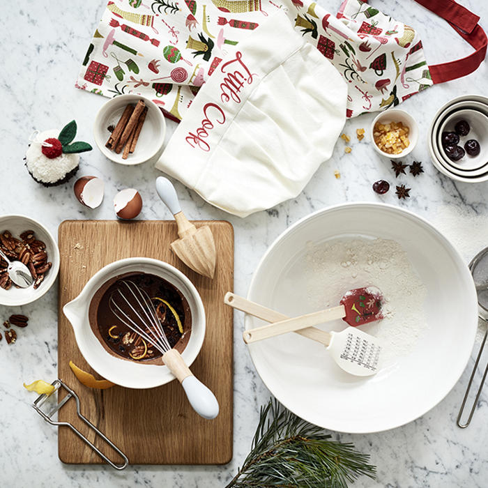 Christmas pudding ingredients and bakeware
