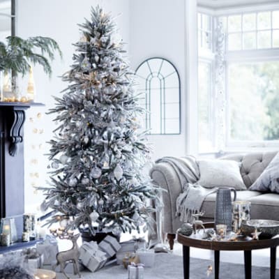 Living Room Decorated For Christmas In White And Silver