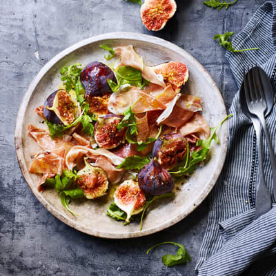 A fig, parma ham and rocket salad