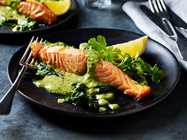 Salmon fillet with vegetables and lemon