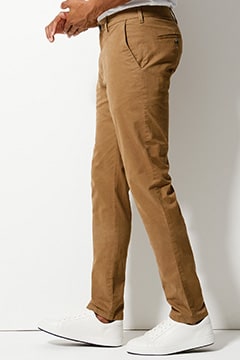 Man wearing skinny chinos