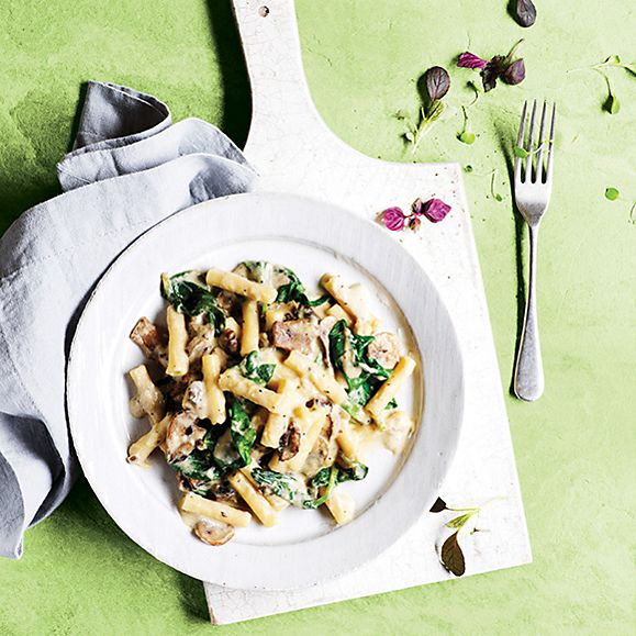 Mac ’n’ cheese with roasted mushrooms and fresh spinach