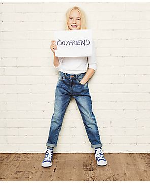 Girl wearing boyfriend jeans