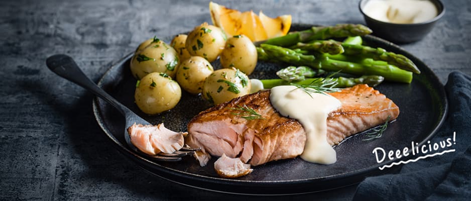 Salmon fillet with hollandaise sauce, potatoes and asparagus