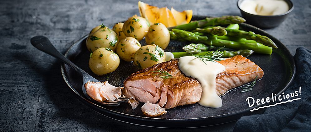 Salmon fillet with hollandaise sauce, potatoes and asparagus
