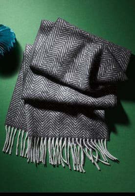 Men’s cashmere scarf with zigzag pattern