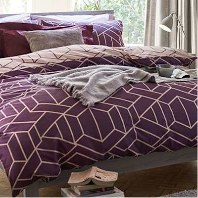 Geometric print reversible bedding in pink and aubergine 